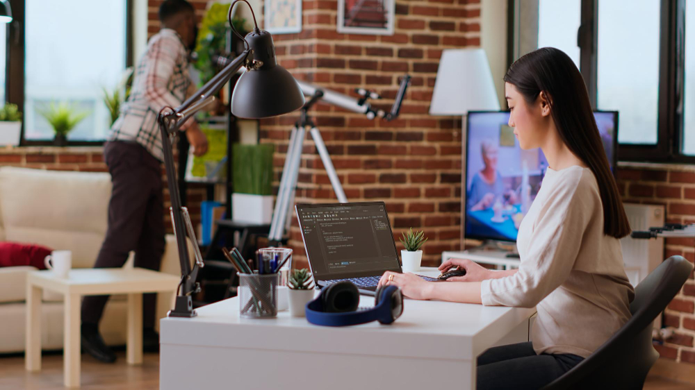 What Makes Employees Actually Adopt New Tech Tools? 9 116372